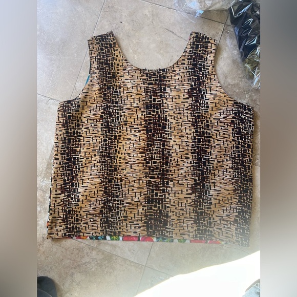 Ladies, XXL tank reversible tank top for different patterns super cute. - Picture 8 of 9
